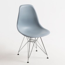 alt= silla Eames metálica